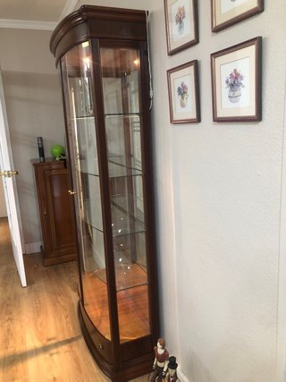 Vitrina de madera y cristal
