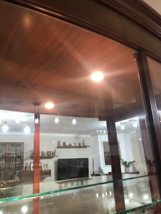 Vitrina de madera y cristal