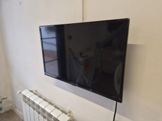 2 Smart TV 19 pulgadas. Marca OK. Soporte en pared