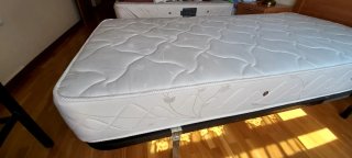 2,camas individuales madera con mesita noche