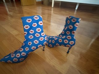 Botines tacón azul estampado labios Zara
