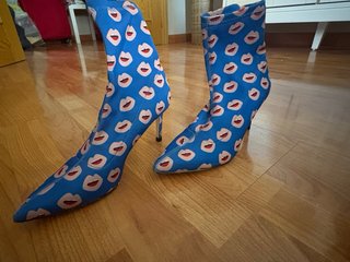 Botines tacón azul estampado labios Zara
