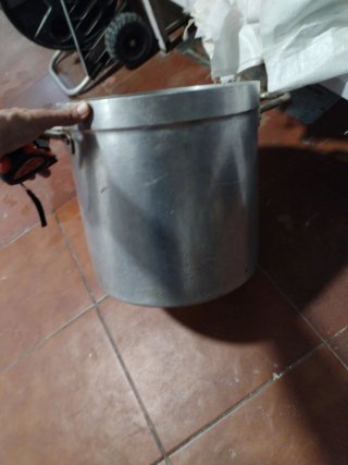 Olla grande de metal