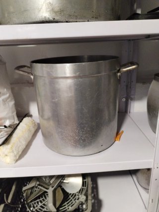 Olla grande de metal