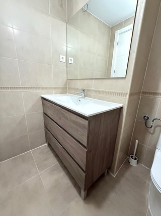 Mueble de baño madera y lavabo