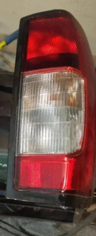 Piloto trasero derecho Nissan Navara D22