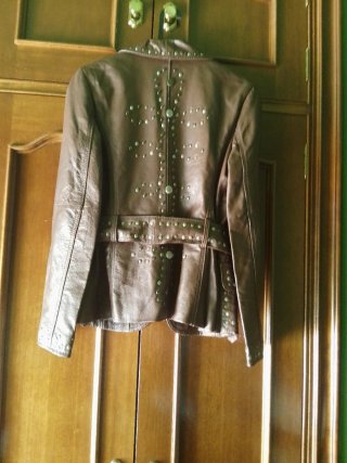 Chaqueta de cuero con tachuelas