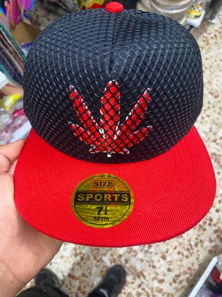 Gorra Negra y Roja Nueva