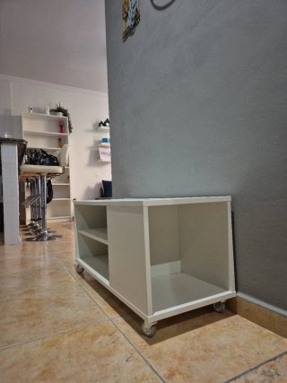 Mesa de centro blanca con ruedas