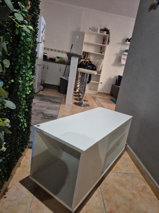 Mesa de centro blanca con ruedas