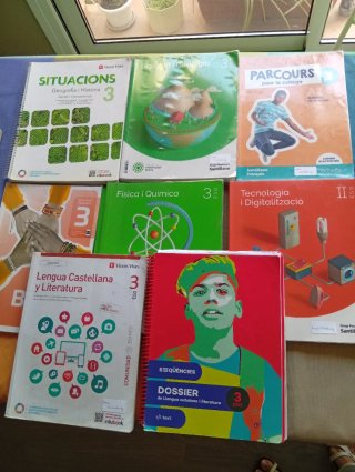 Libros de 3r d'ESO del institut Cristòfor Despuig