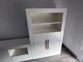 Mueble TV blanco, mesa y sus sillas