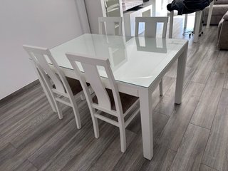 Mueble TV blanco, mesa y sus sillas