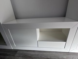 Mueble TV blanco, mesa y sus sillas