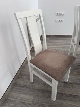 Mueble TV blanco, mesa y sus sillas