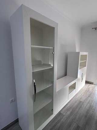 Mueble TV blanco, mesa y sus sillas
