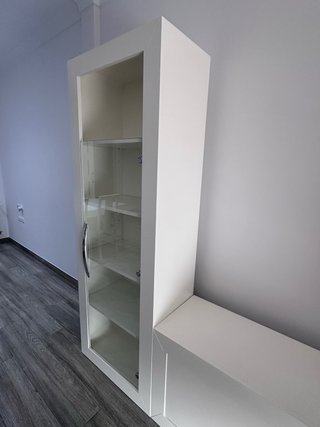 Mueble TV blanco, mesa y sus sillas