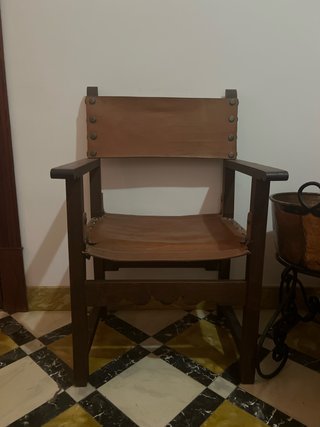 Sillón de cuero y madera
