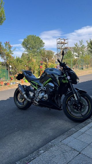 Kawasaki Z900 Negra y Verde
