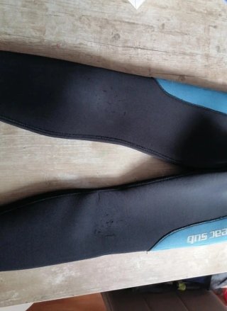Traje de neopreno azul y negro