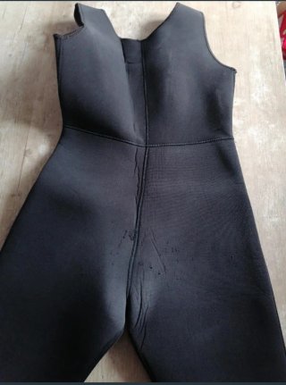 Traje de neopreno azul y negro