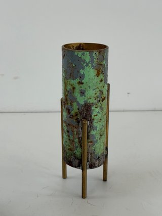 Lote Candelabro Madera y Jarrón Metal brutalista