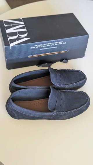 Mocasines ante niño azul