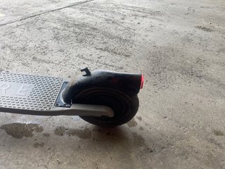 Patín Eléctrico Plegable Gris