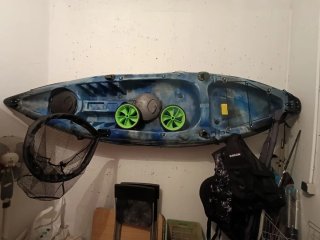 Kayak de pesca azul y negro
