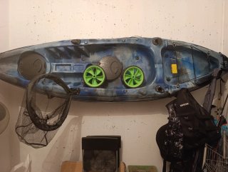 Kayak de pesca azul y negro