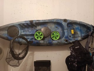 Kayak de pesca azul y negro