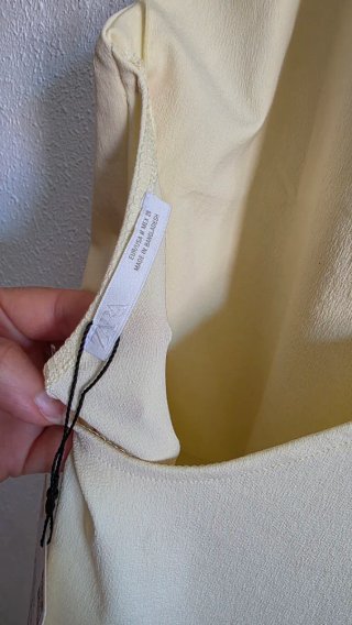 Vestido amarillo halter espalda descubierta
