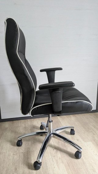 Silla de oficina negra con ruedas