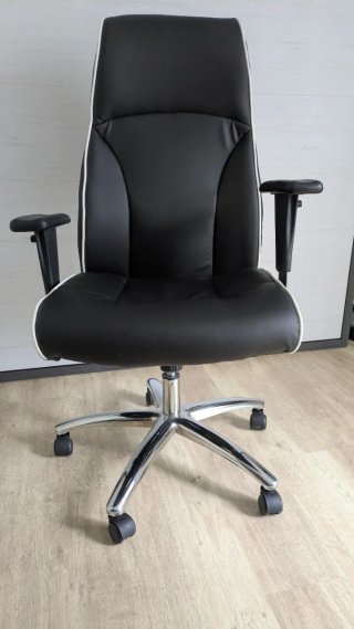 Silla de oficina negra con ruedas