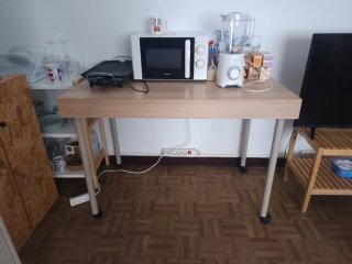 Mesa de madera con ruedas