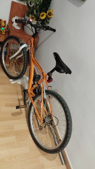 Bicicleta naranja para niña o niño, negociable