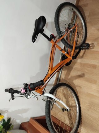 Bicicleta naranja para niña o niño, negociable