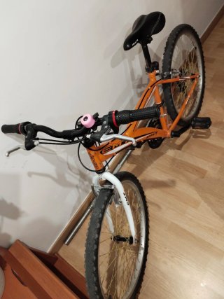 Bicicleta naranja para niña o niño, negociable