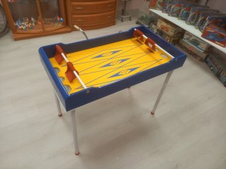 Futbolín de palas de mesa azul y amarillo .