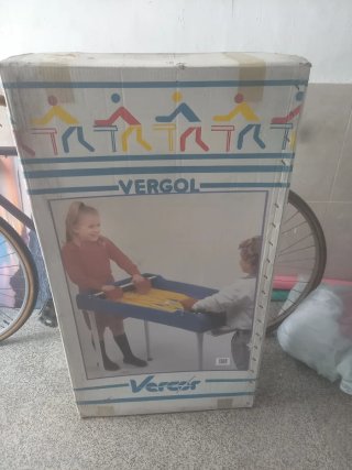 Futbolín de palas de mesa azul y amarillo .