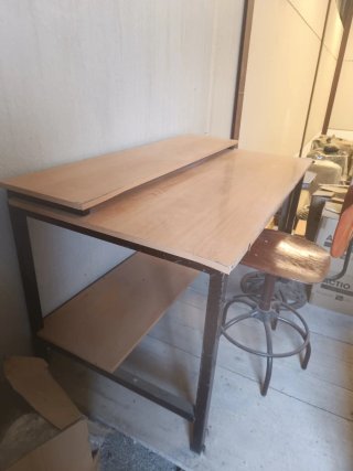 Escritorio técnico con silla