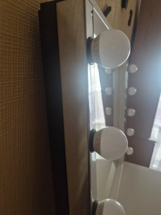 Tocador blanco con espejo y luces.