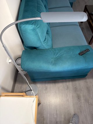 Lámpara de pie moderna gris con mando
