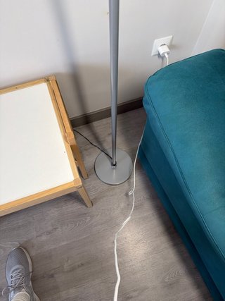 Lámpara de pie moderna gris con mando