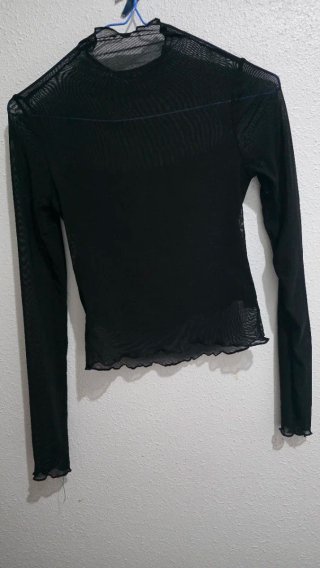 Blusa negra de malla transparente