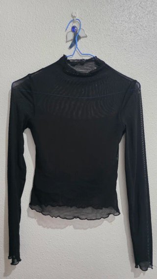 Blusa negra de malla transparente