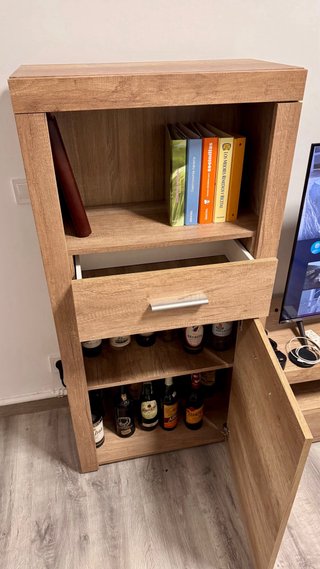 Mueble de salón de madera y cristal