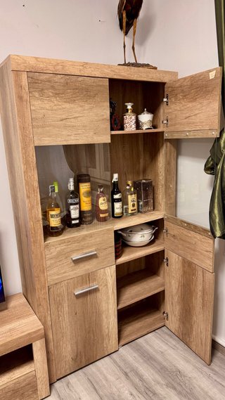 Mueble de salón de madera y cristal