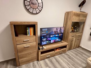 Mueble de salón de madera y cristal