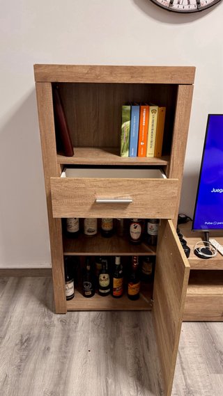 Mueble de salón de madera y cristal